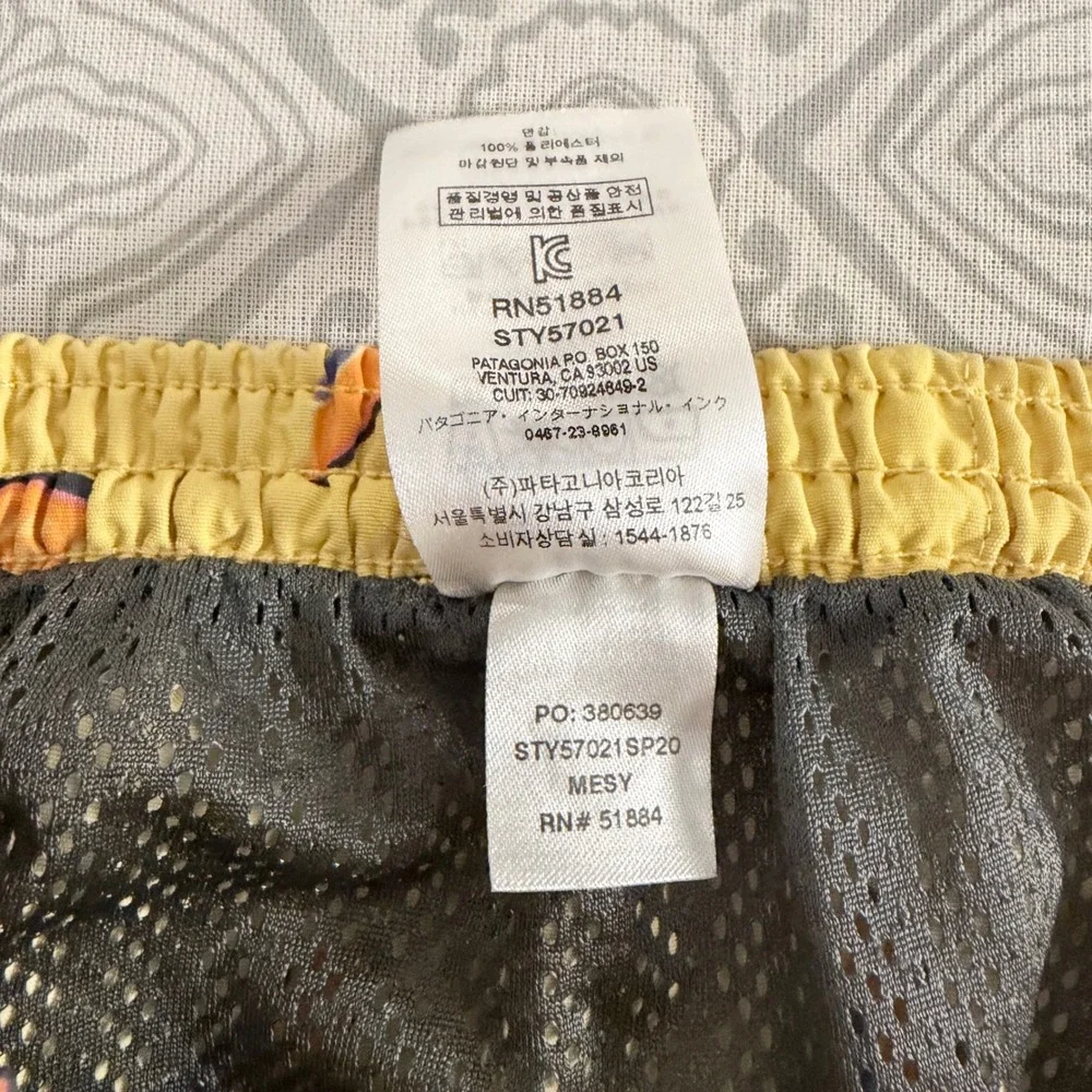 Patagonia Mens Medium Baggies Shorts Yellow Melon Print Swim Trunks STY57021SP20